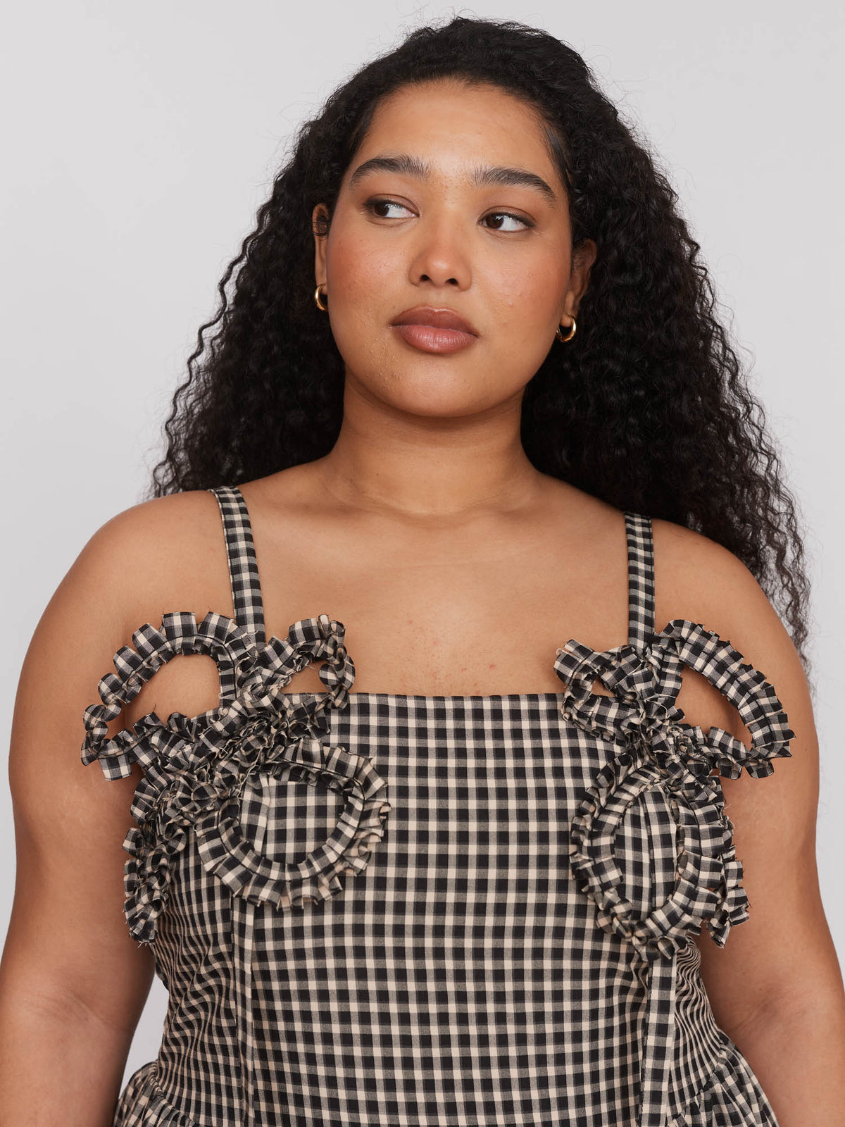 model:Zaynab wears size 18 and is 5’8”