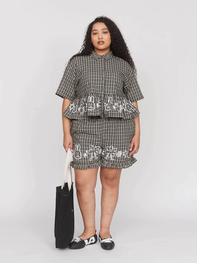 model:Zaynab wears size XXL and 18 is 5’8”