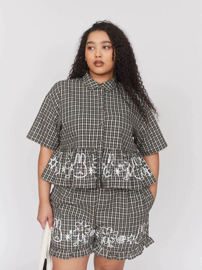 model:Zaynab wears size XXL and 18 is 5’8”