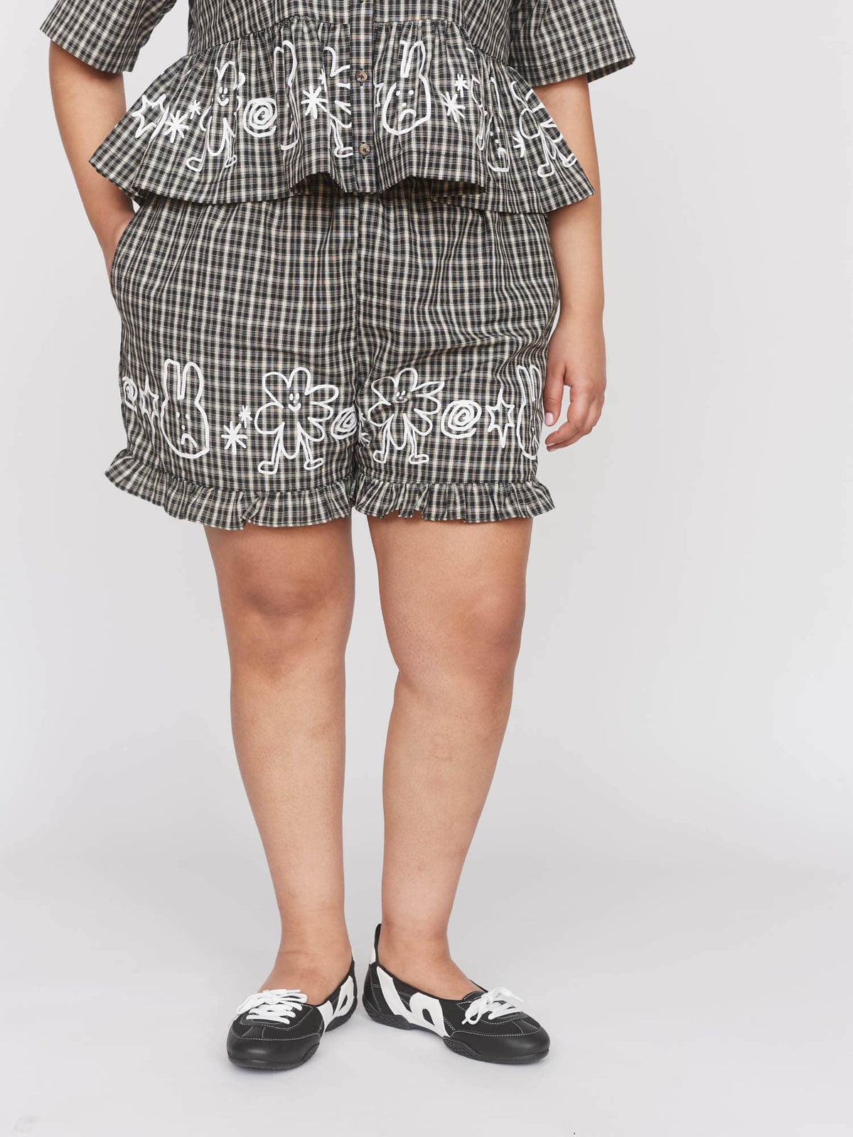 model:Zaynab wears size XXL and is 5’8”