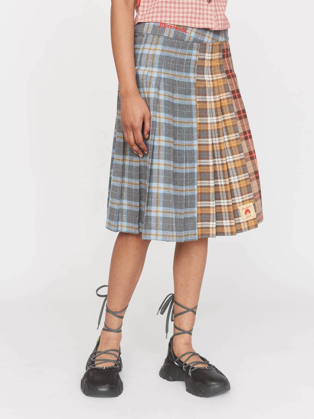 model:Kerethika wears size 8 and is 5’ 7”