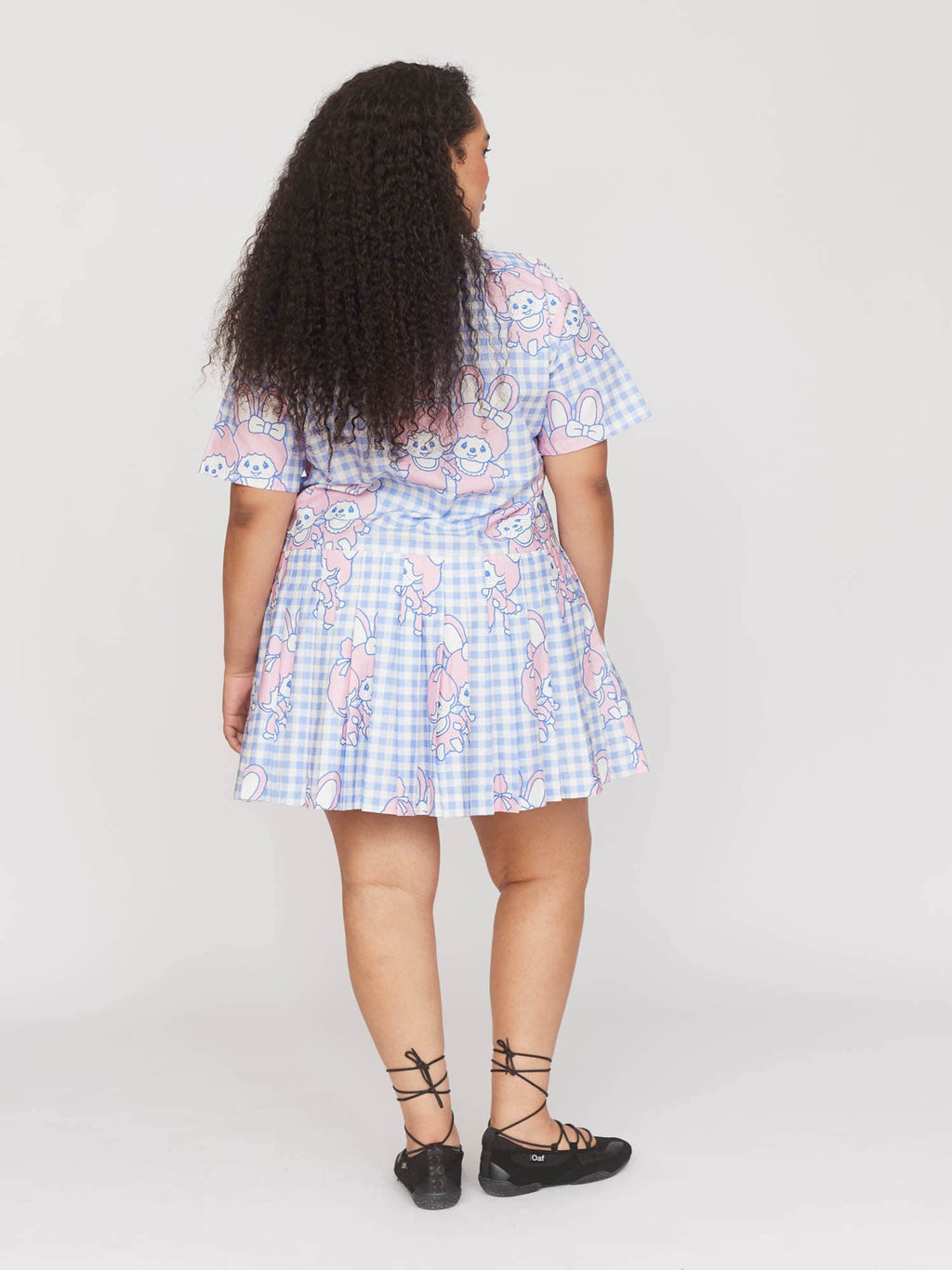 model: Zaynab wears size 18 and is 5’8”