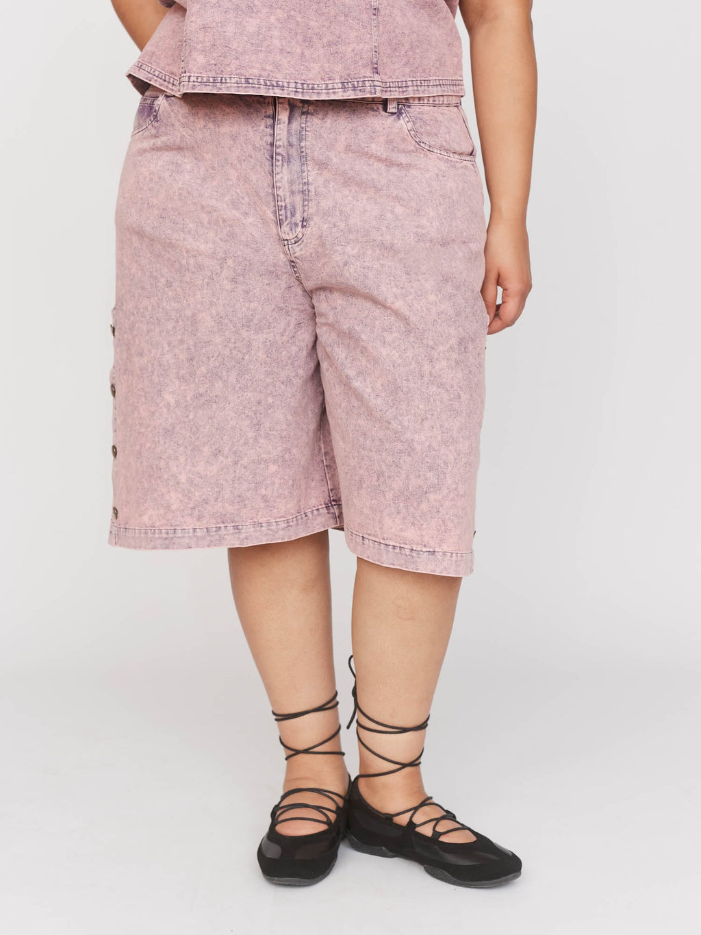 model:Zaynab wears size 36 and is 5’8”