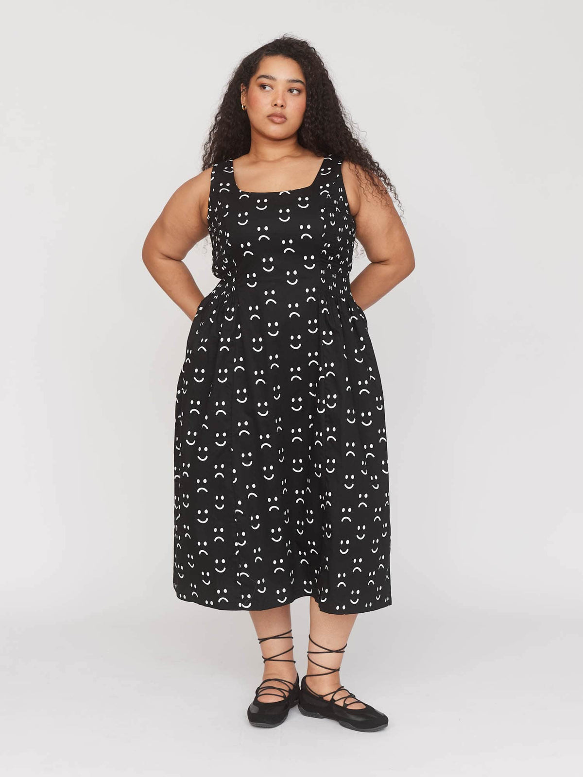 collection-curve, model:Zaynab wears size 18 and is 5’8”