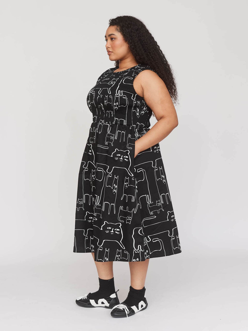  model:Zaynab wears size 18 and is 5’8”