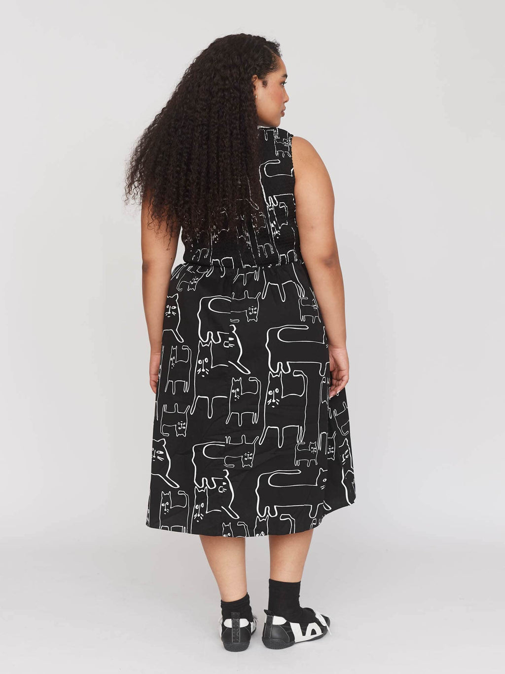  model:Zaynab wears size 18 and is 5’8”