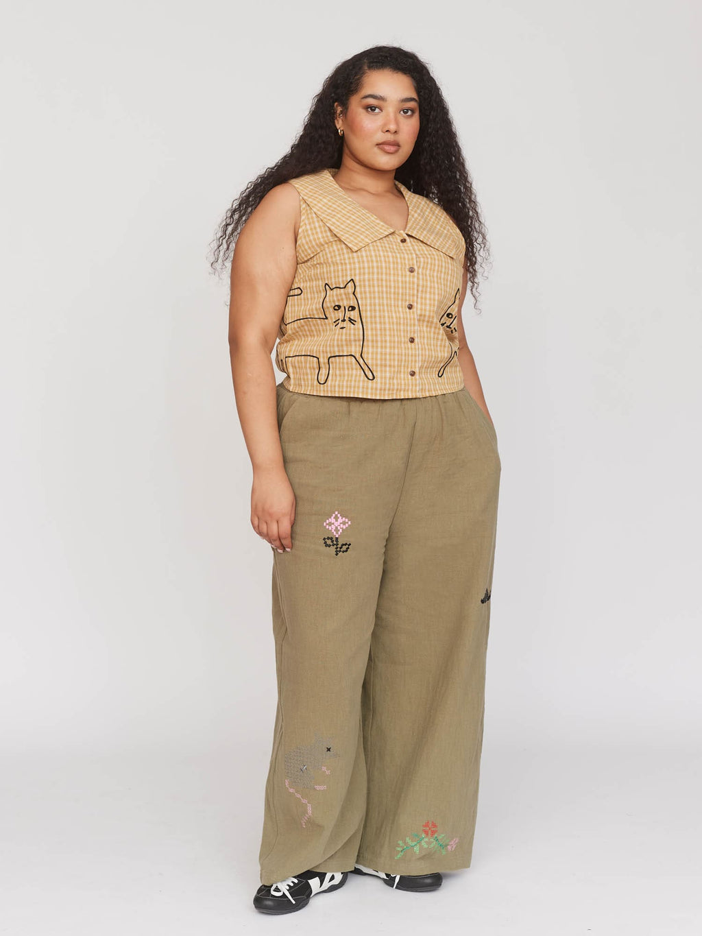 model:Zaynab wears size XXL and is 5’8”