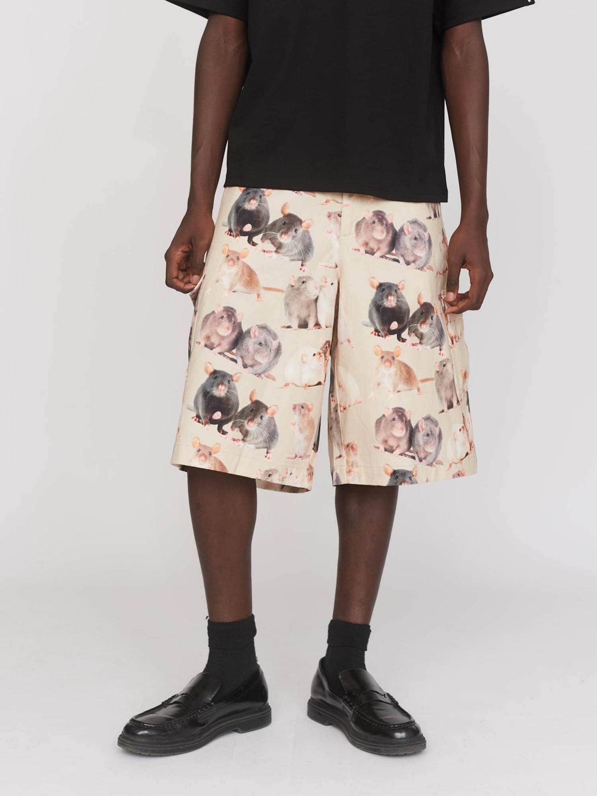 model:Elhadj wears size 26 and is 6’1”