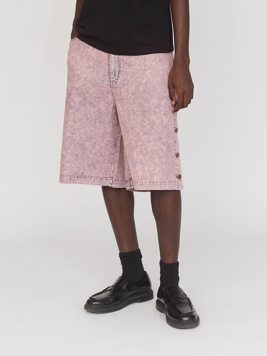 model:Elhadj wears size 32 and is 6’1”