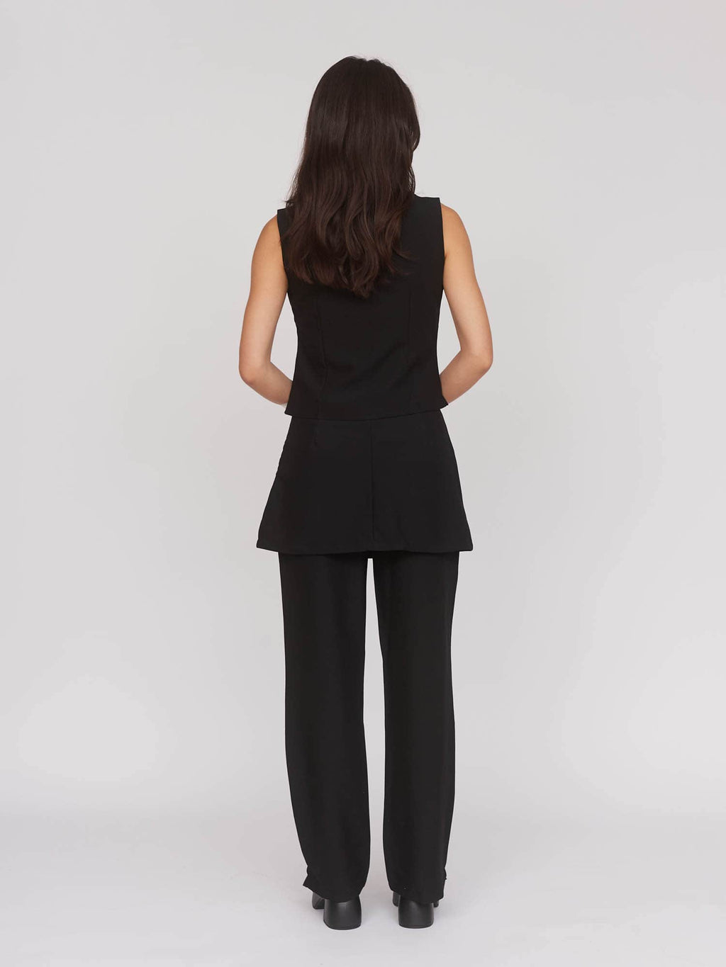 model:Aira wears size 8 and is 5’9”