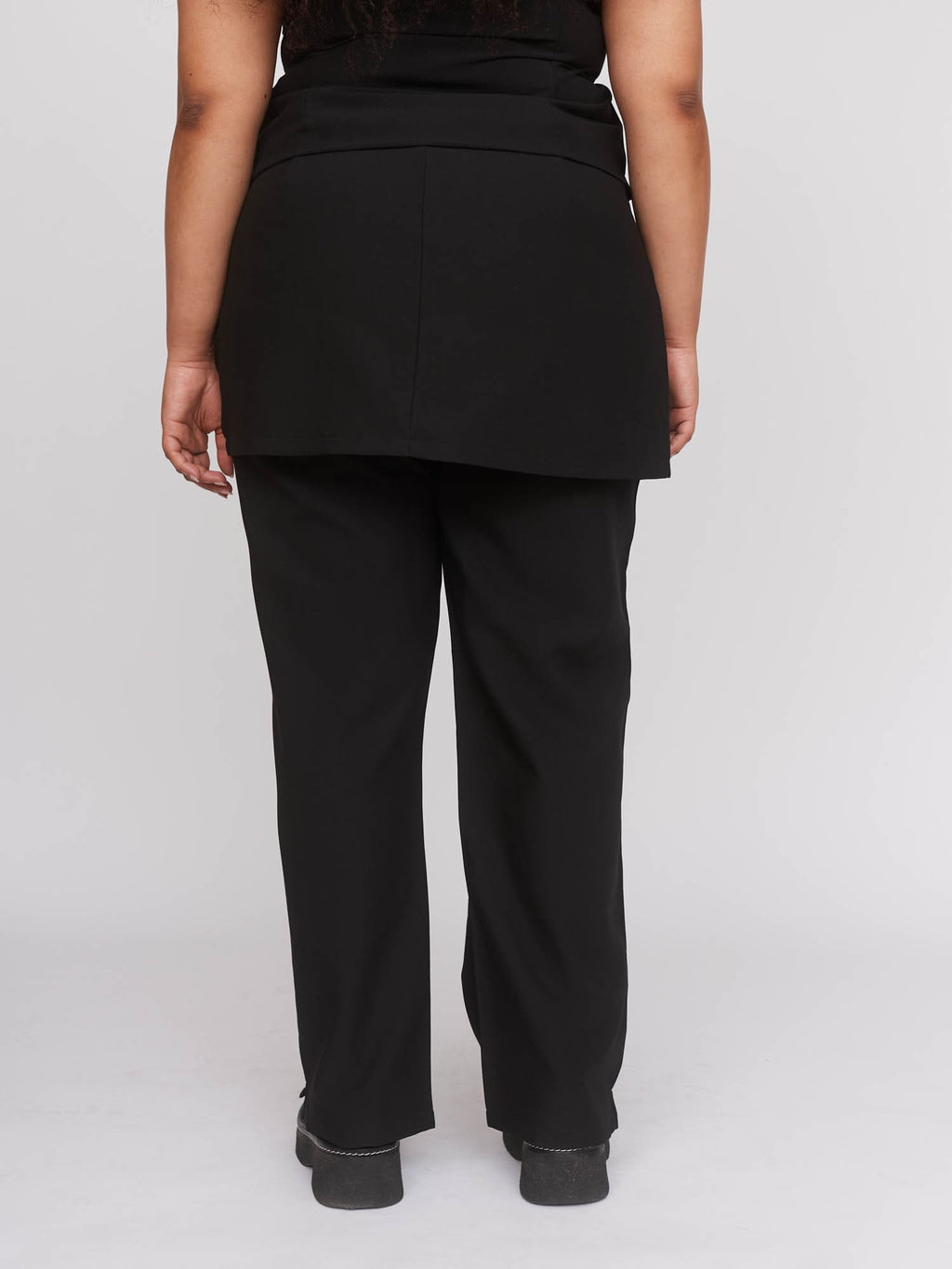 model:Zaynab wears size 18 and is 5’8”