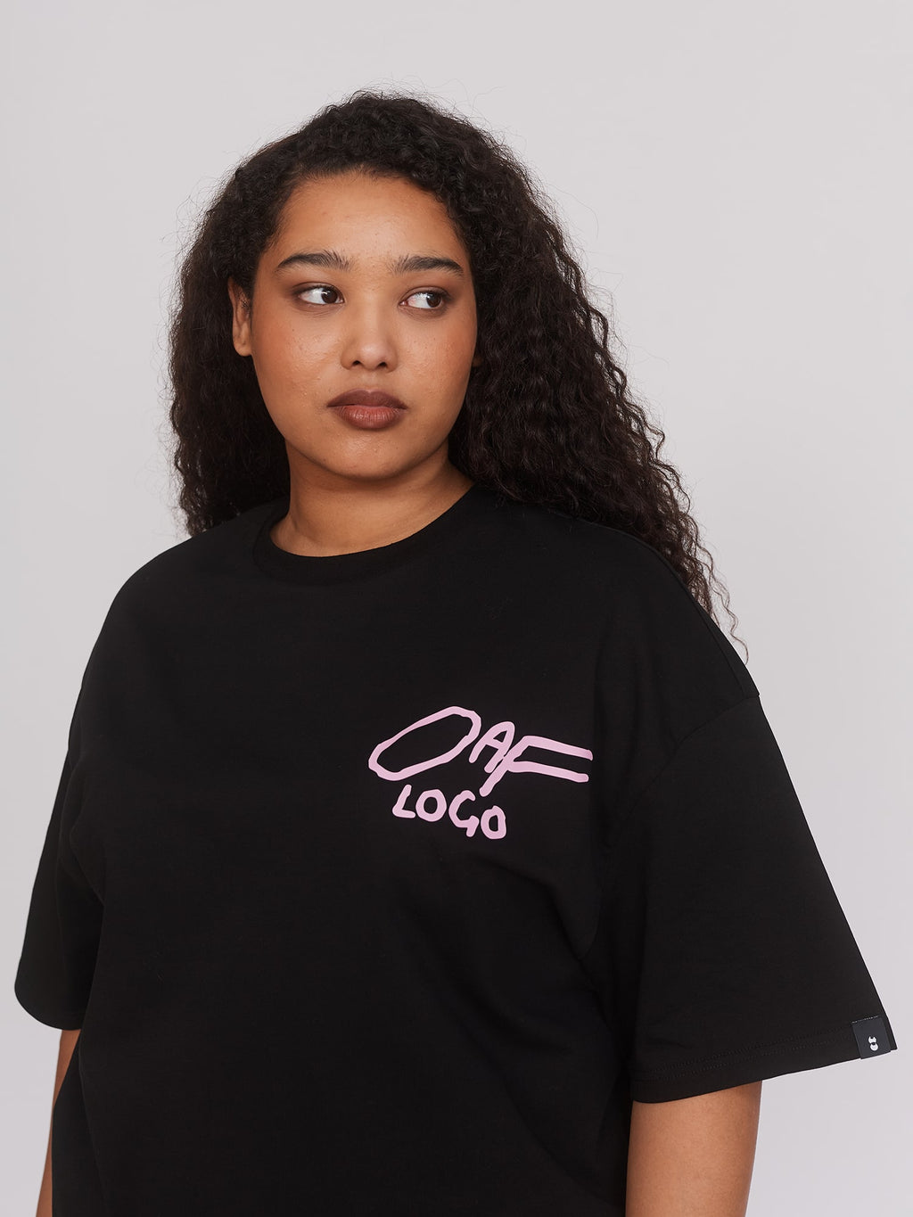 model:Zaynab wears size XXL and is 5’8”