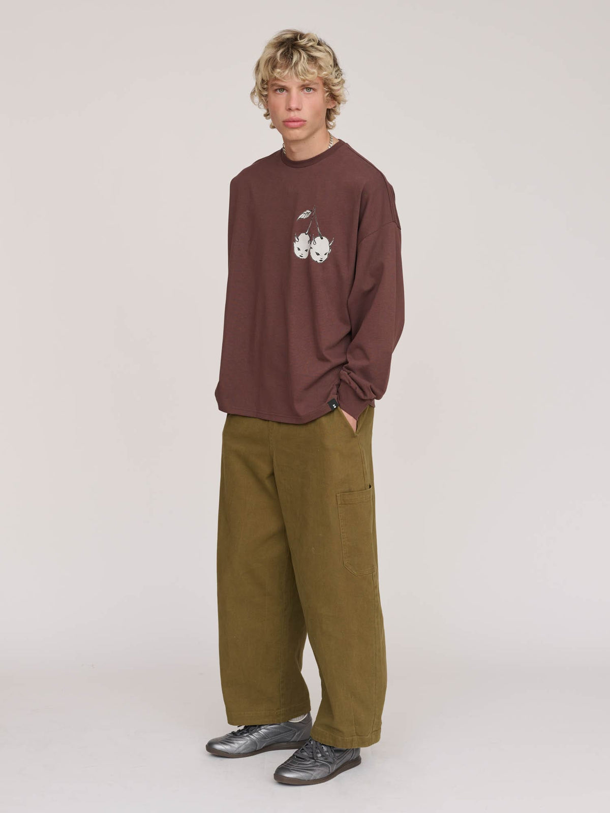 model:Max wears size L and is 6’1”