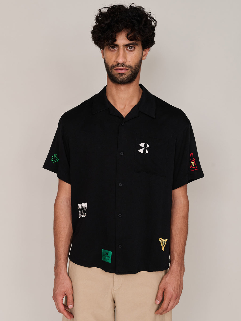  model: Ali wears size L and is 6’1”