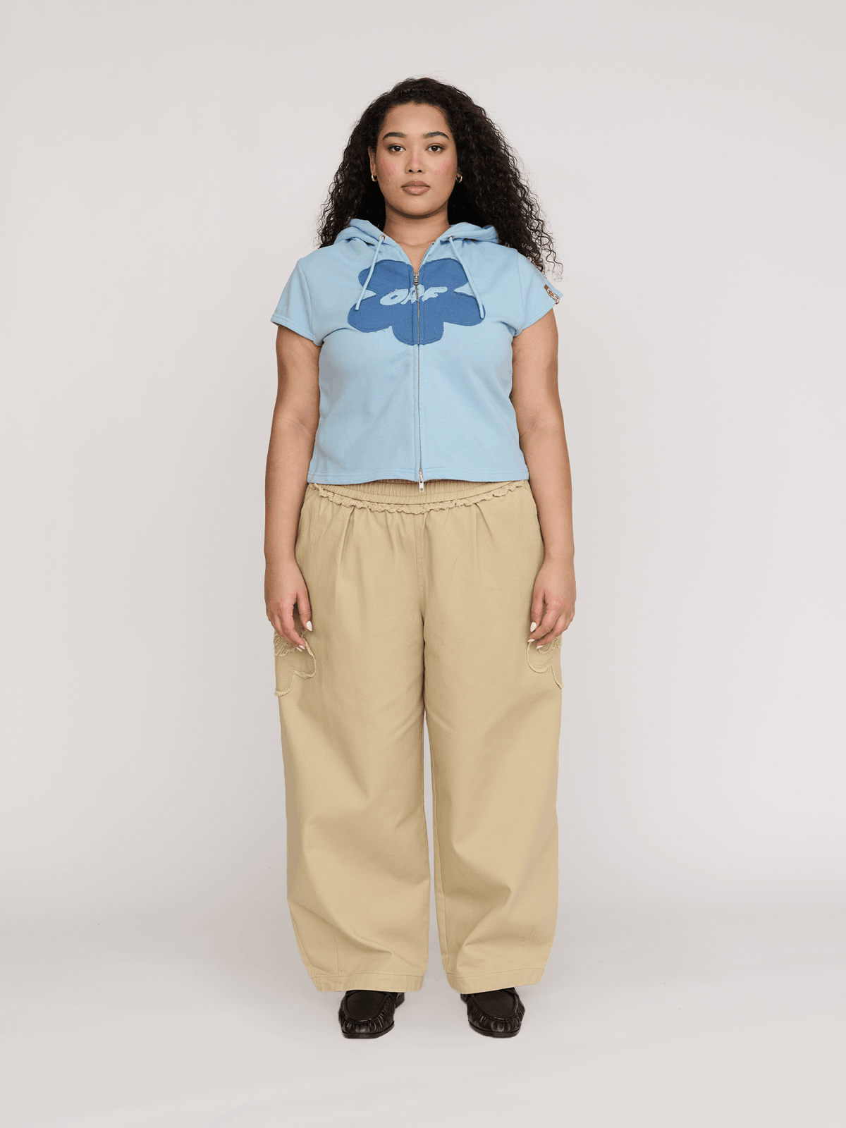 model:Zaynab wears size XXL and is 5’8”