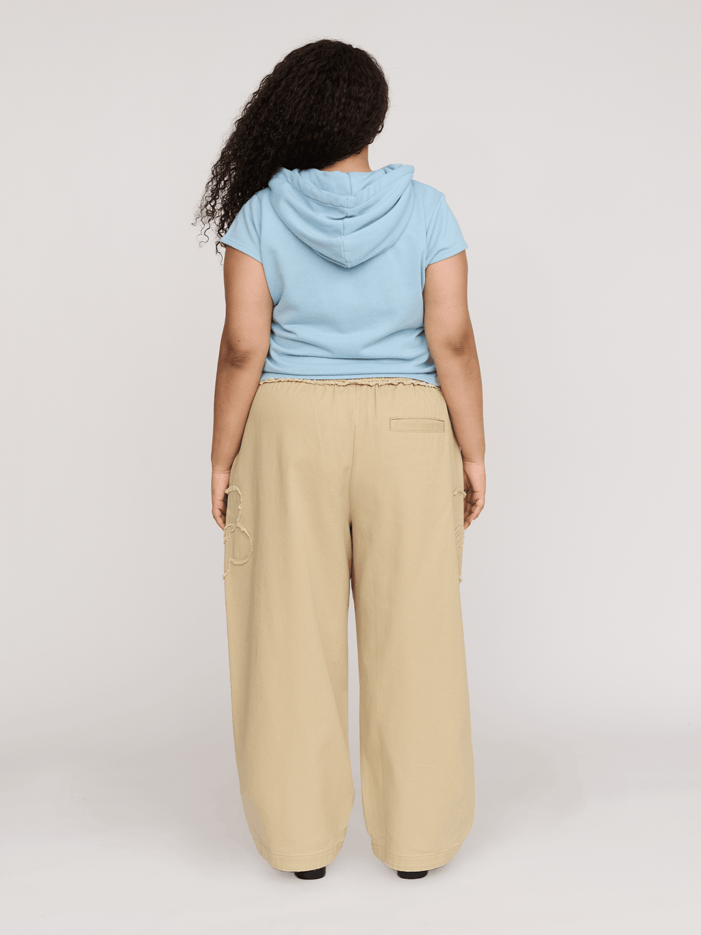model:Zaynab wears size XXL and is 5’8”
