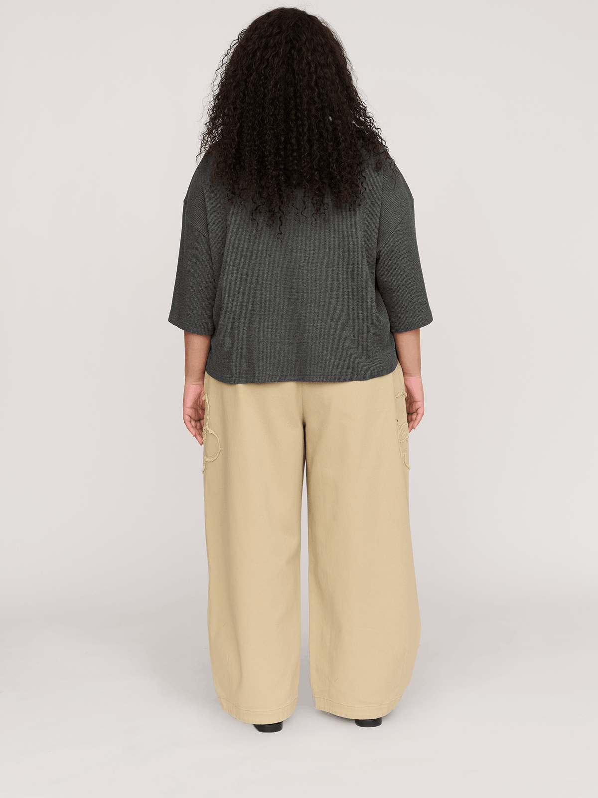 model:Zaynab wears size XXL and is 5’8”