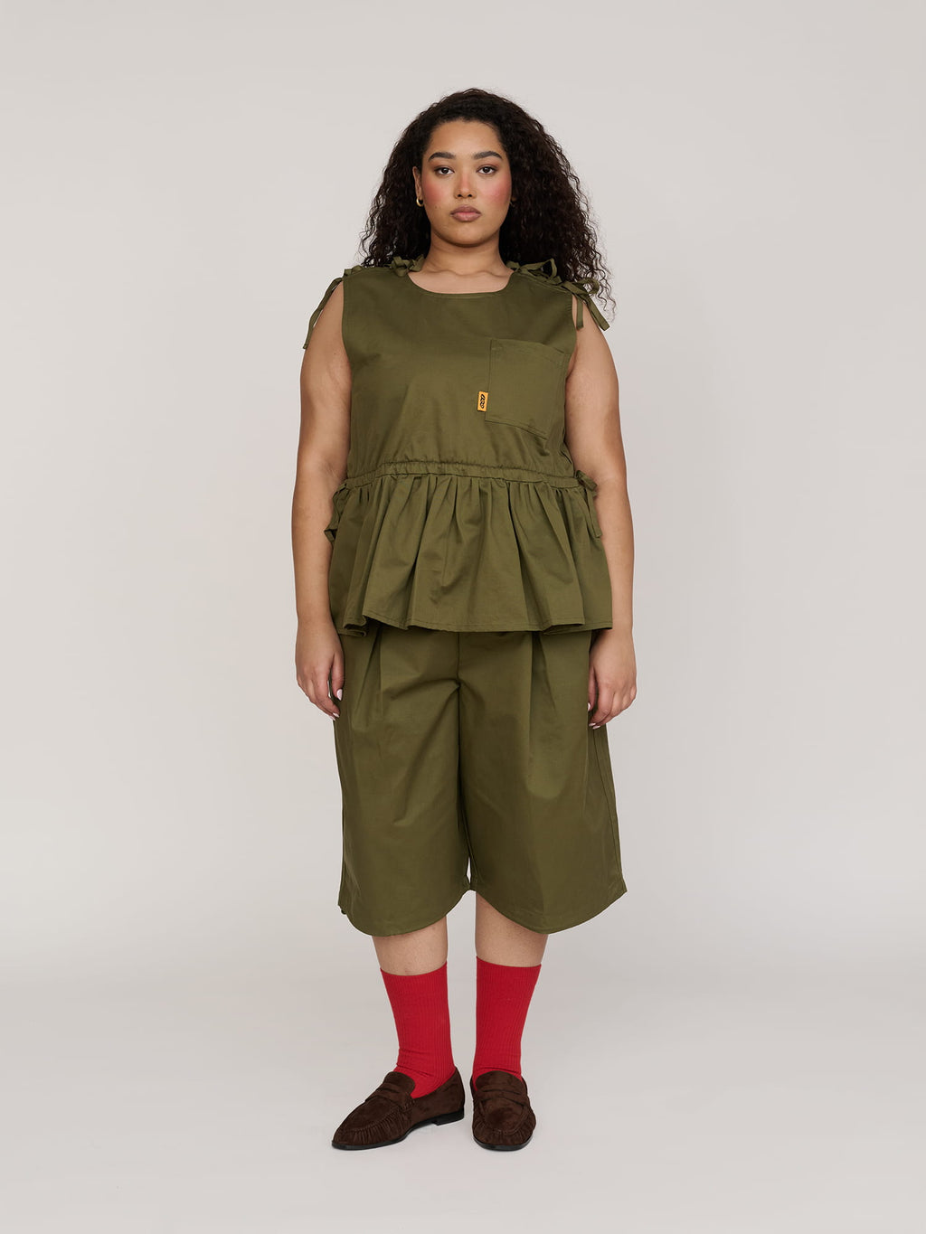 model:Zaynab wears size XXL and is 5’8”