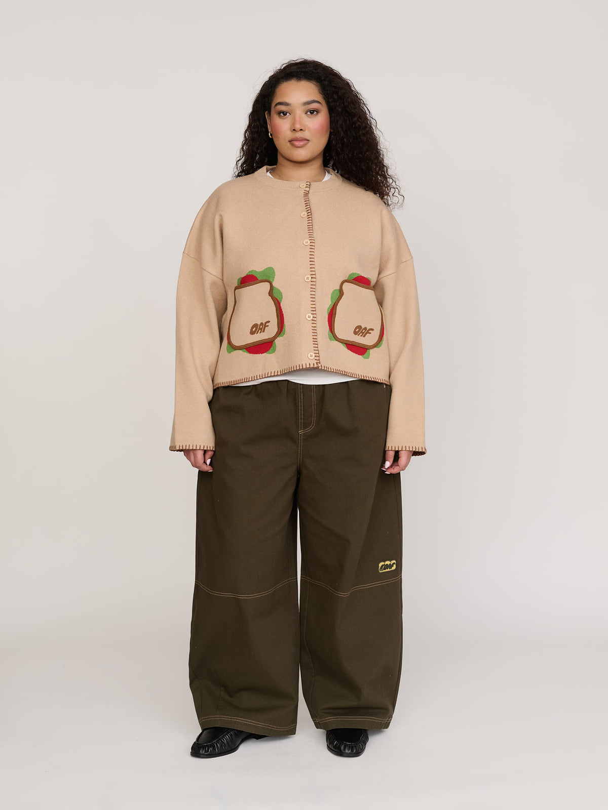 model:Zaynab wears size XXL and is 5’8”