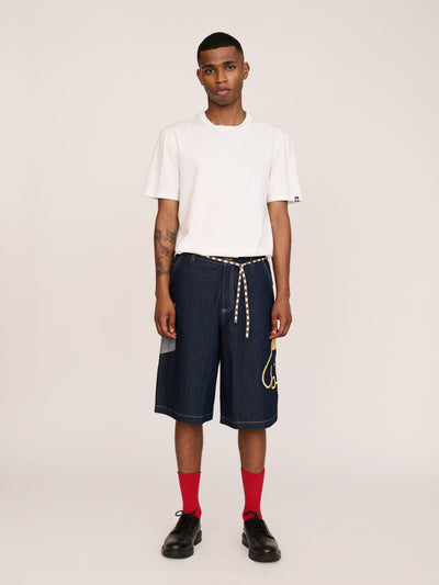 model:Paris wears size 26 and is 6’2”