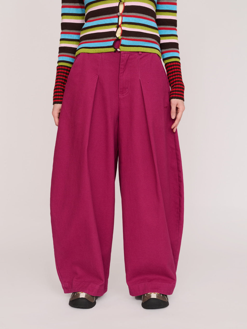 Collection-women-landing, collection-women-new-in-1, collection-womens-trousers, collection-womens-bottoms, model:Ines wears size S and is 5’8”