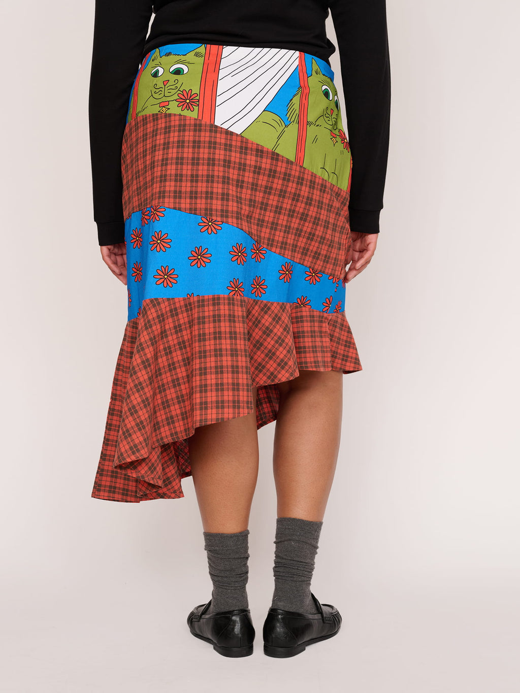 model:Elena wears size 18 and is 5’10”