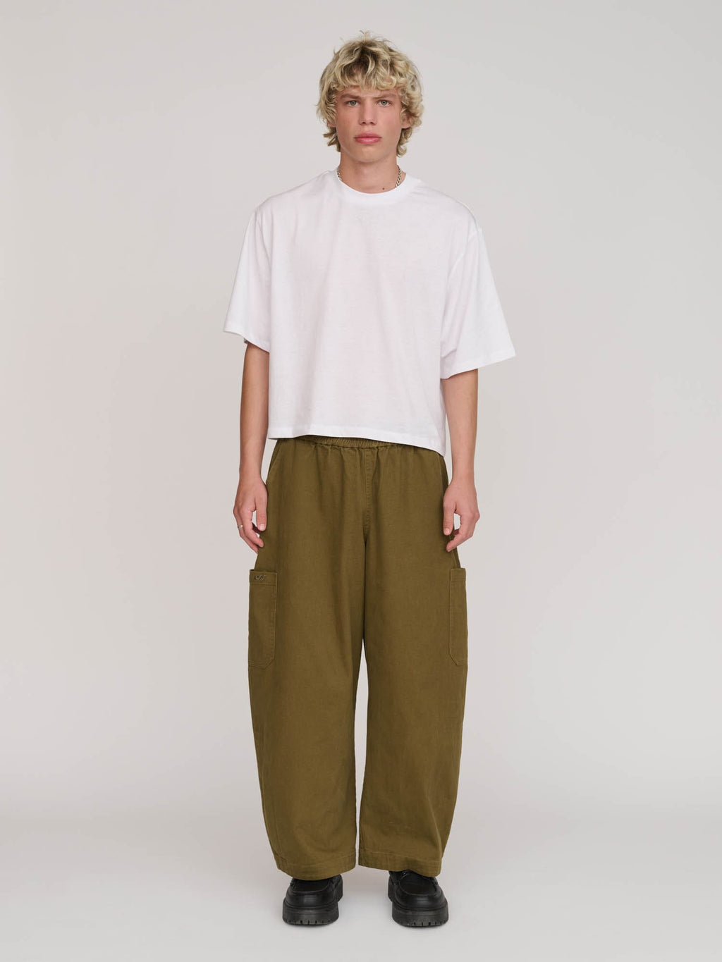 model:Max wears size L and is 6’1”