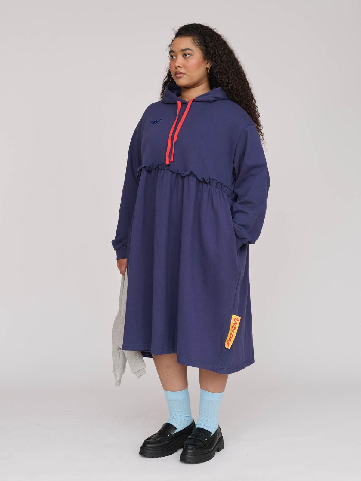 model:Zaynab wears size XXL and is 5’8”