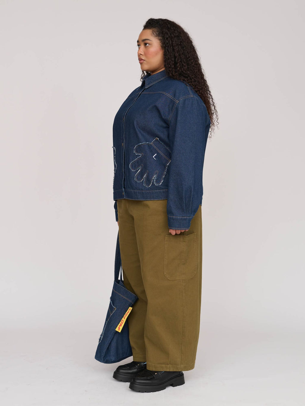 model:Zaynab wears size XXL and is 5’8”