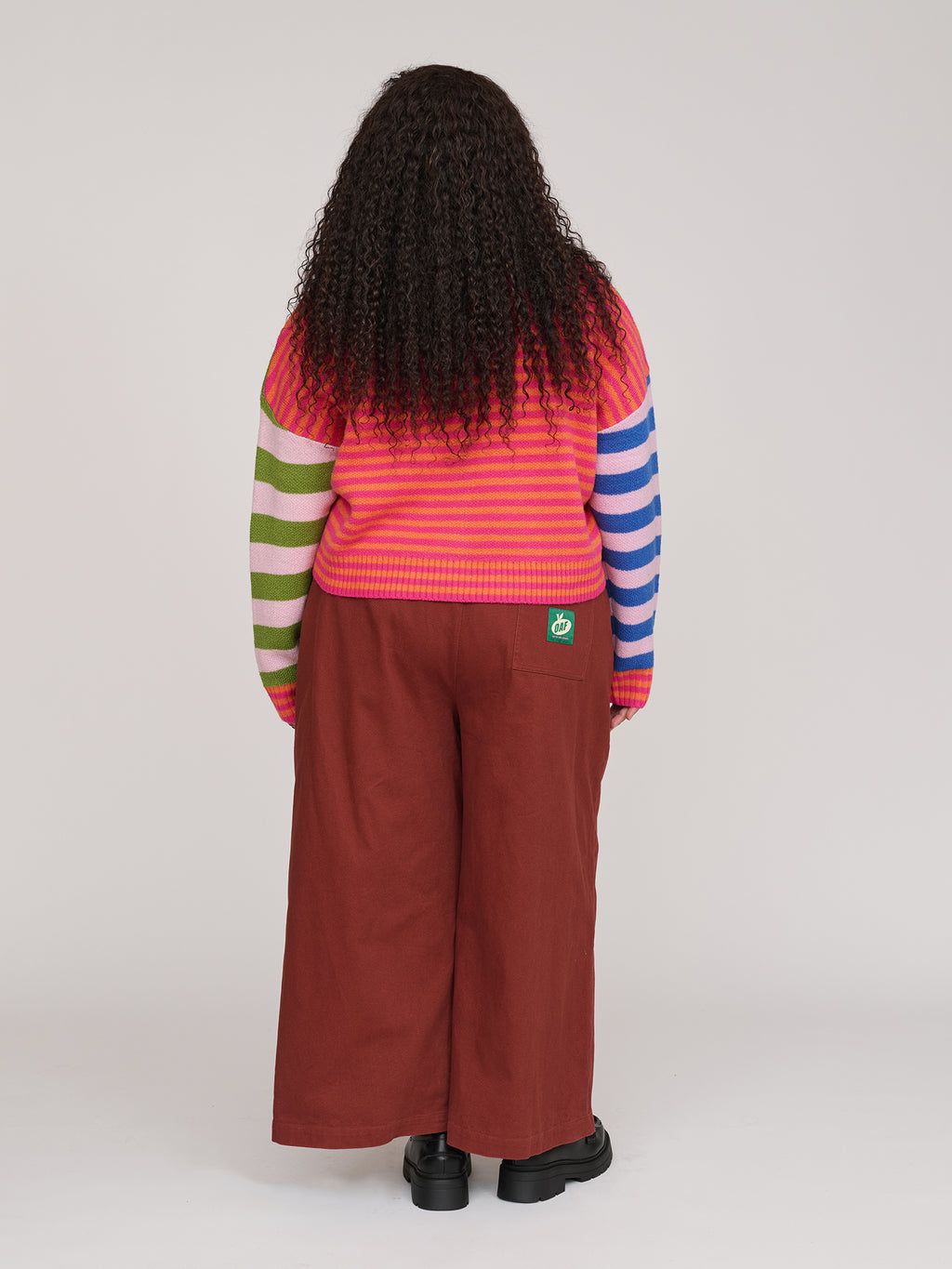 model:Zaynab wears size XXL and is 5’8”