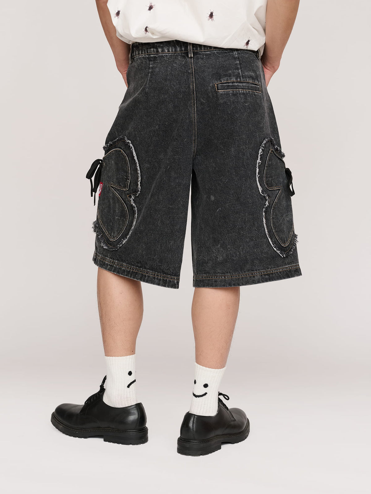 model:Quinuo wears size W26 and is 6’0”