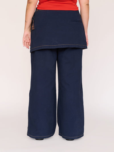 model:Bella wears size 18 and is 5’10”