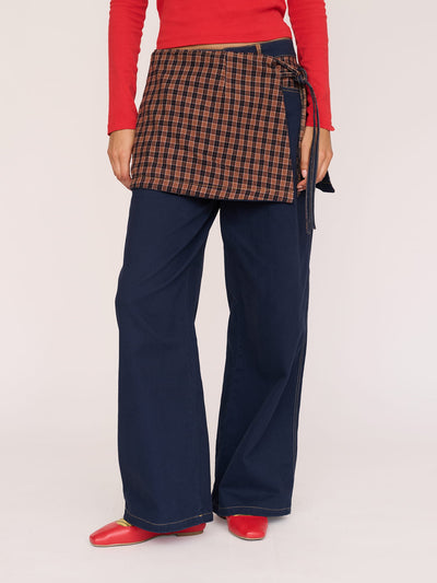 Collection-women-landing, collection-women-new-in-1, collection-womens-trousers, collection-bottoms, collection-stand-out-styles, model:Furra wears size 8 and is 5’10”