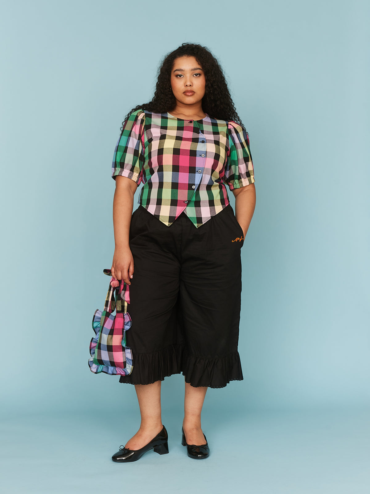 collection-curve, model:Zaynab wears size 18 and is 5’8”