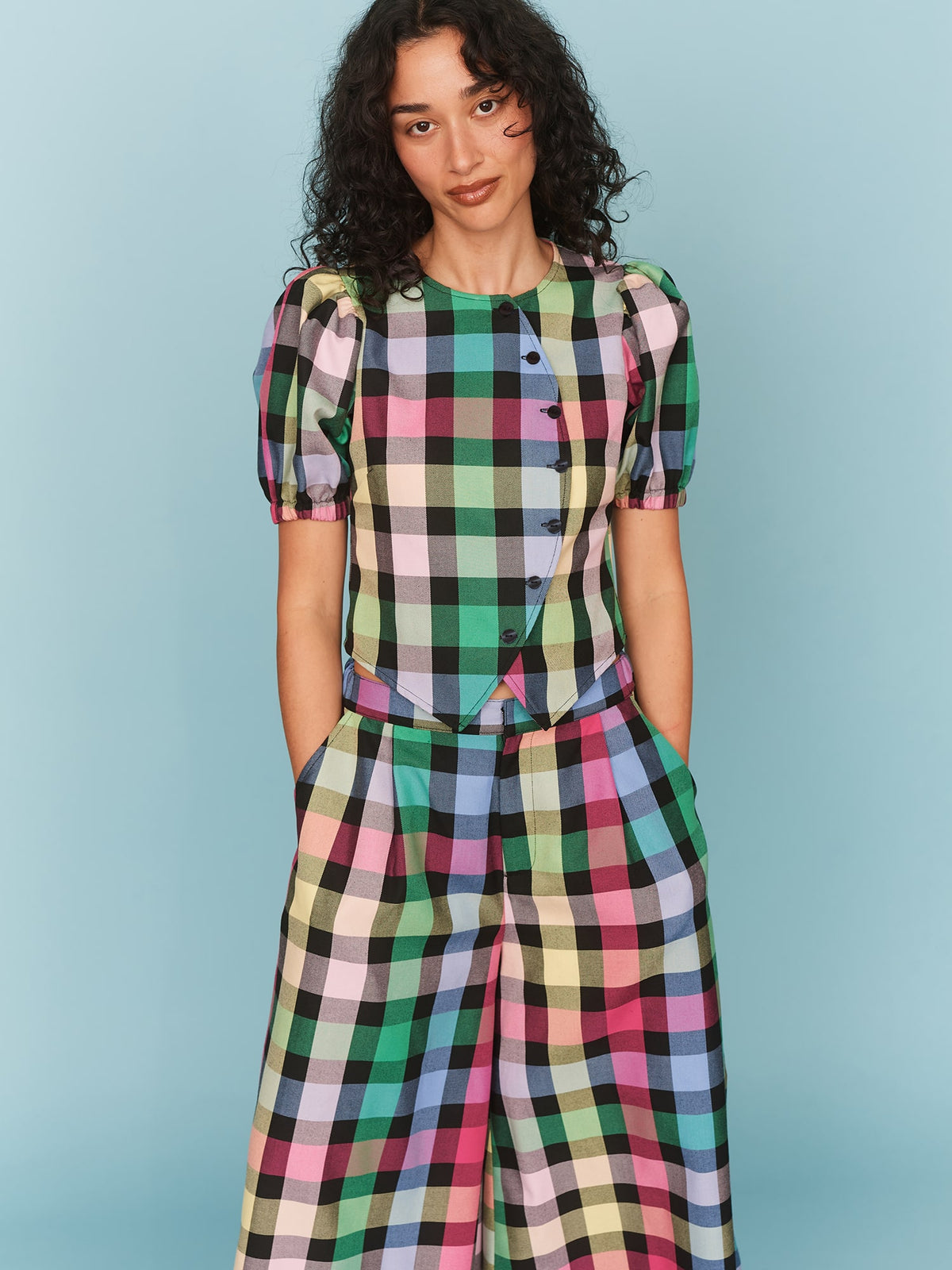 model:Seren wears size 8 and is 5’8”