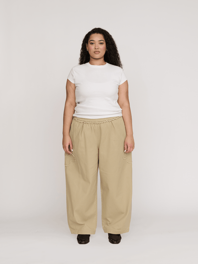 model:Zaynab wears size XXL and is 5’8”