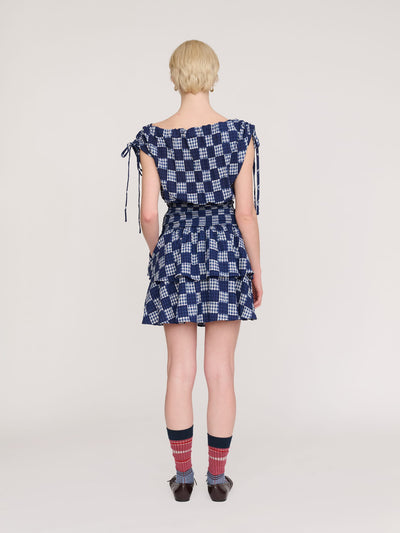 model:Emmie wears size 8 and is 5’6”