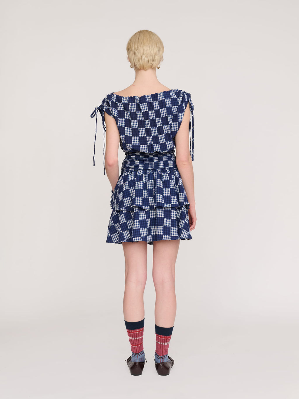 model:Emmie wears size 8 and is 5’6”