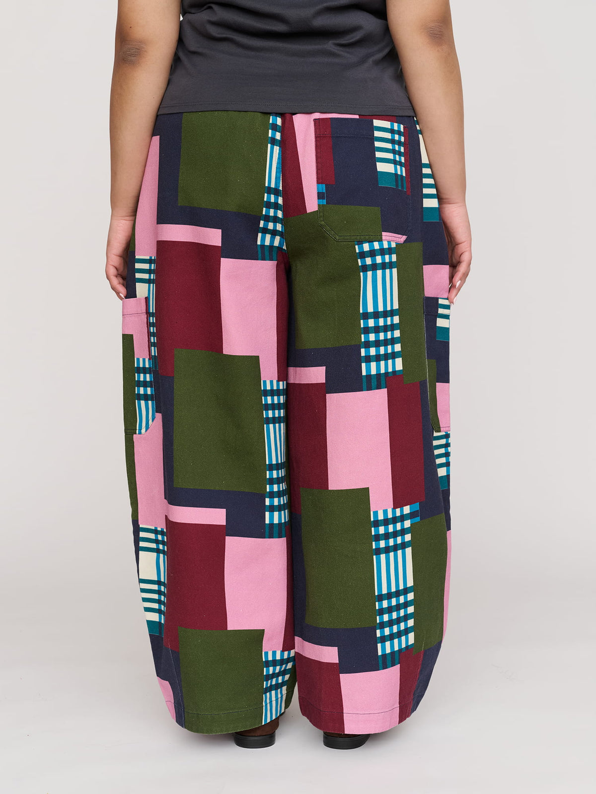 model:Zaynab wears size XXL and is 5’8”