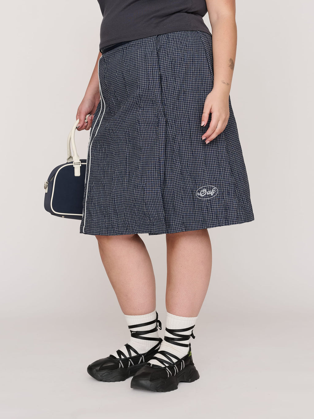 model:Bella wears size 18 and is 5’10”