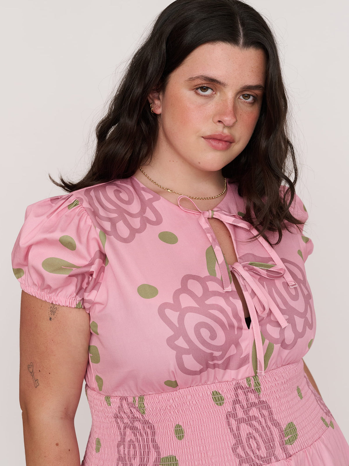 model:Bella wears size 18 and is 5’10”