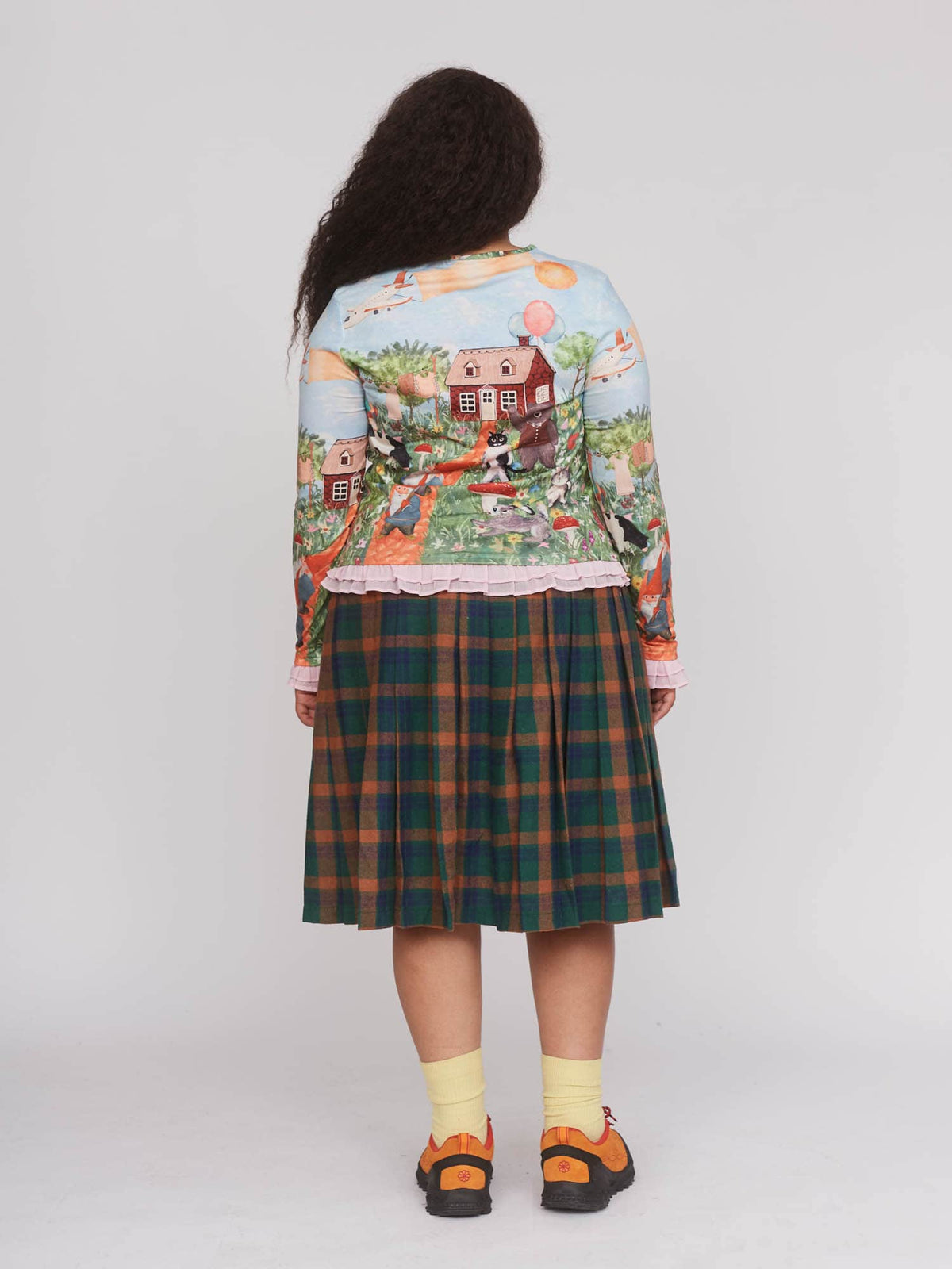 model:Zaynab wears size XXL and is 5’8”