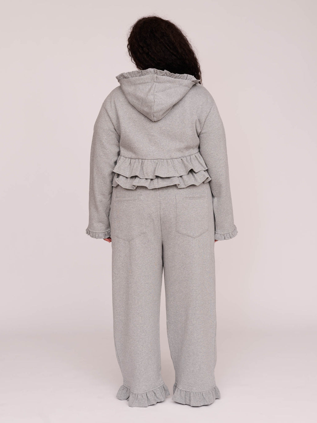 model:Zaynab wears size XXL and is 5’8”