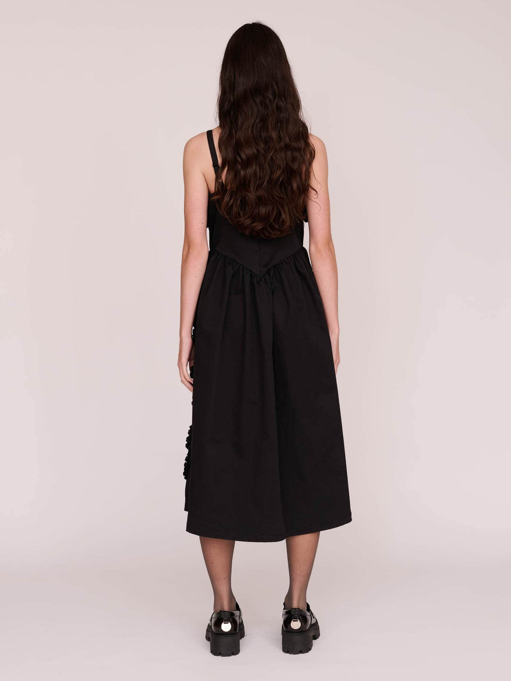 model:Winnie wears size 8 and is 5’9