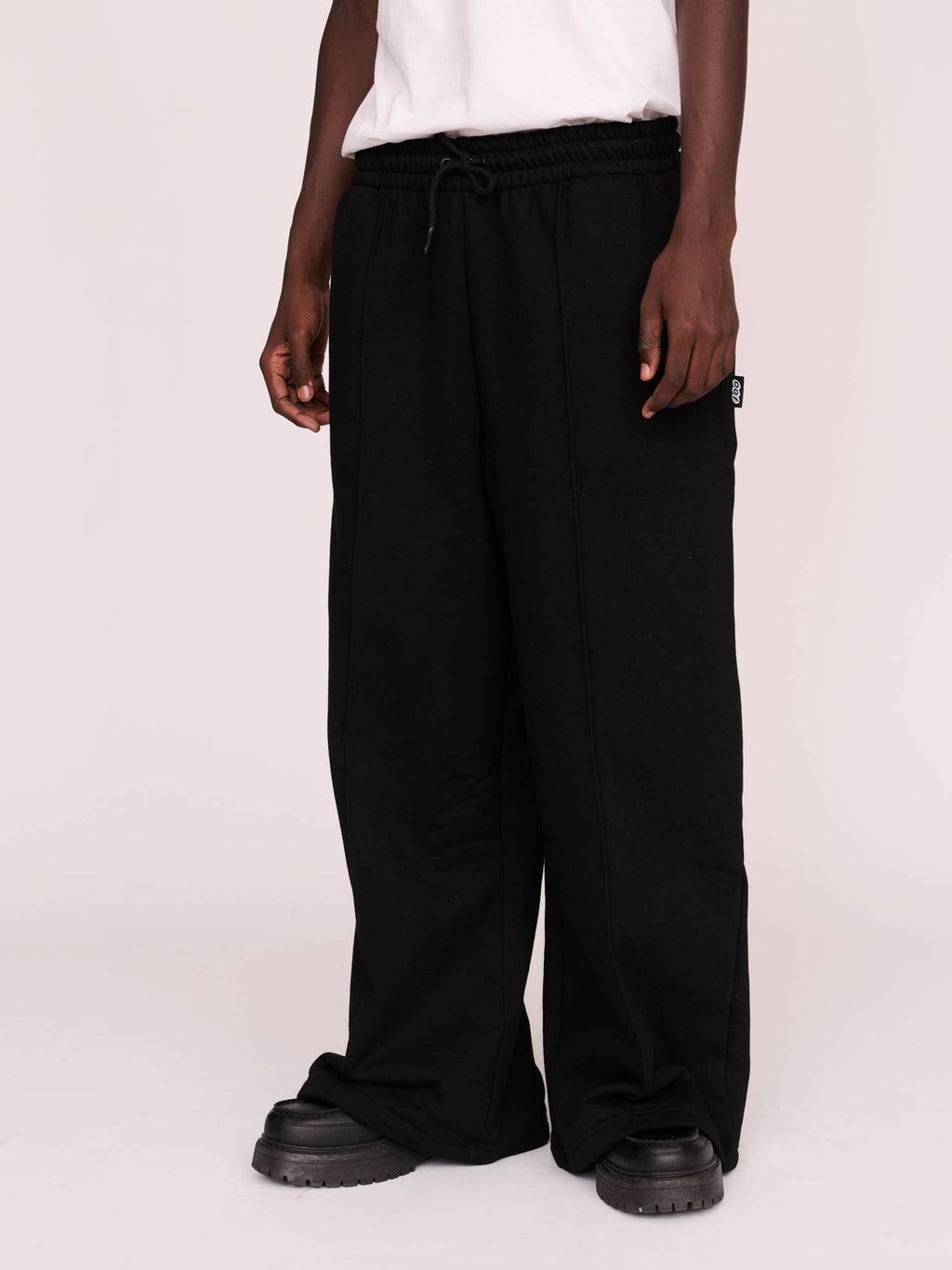 Collection-men-landing, collection-men-new-in-1, collection-men, collection-mens-trousers, model:Elhadj wears size L and is 6’1”