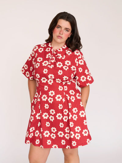 model:Bella wears size 18 and is 5’10”